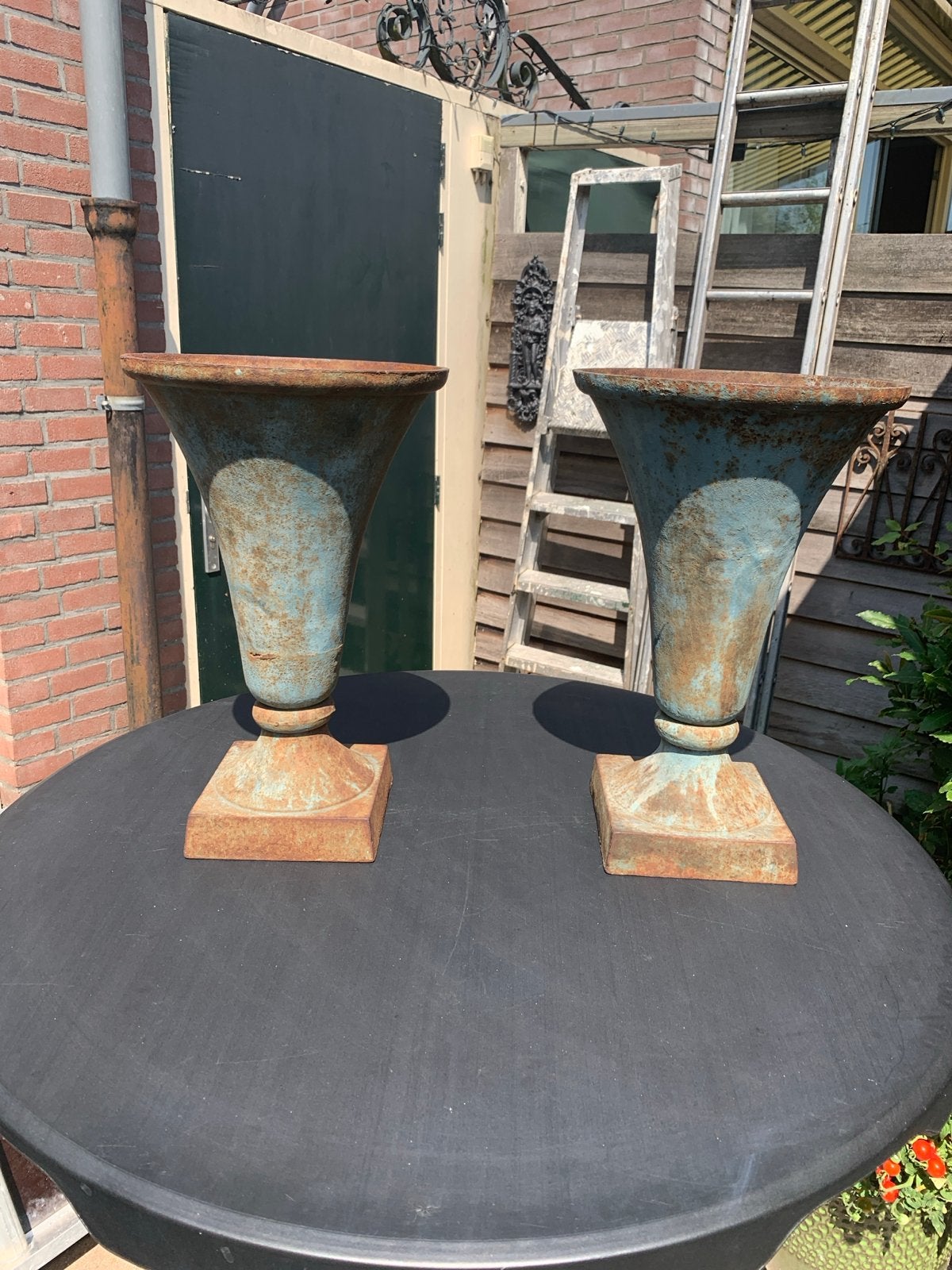 Set van 2 gietijzeren vazen met verweerde patina, Ophalen