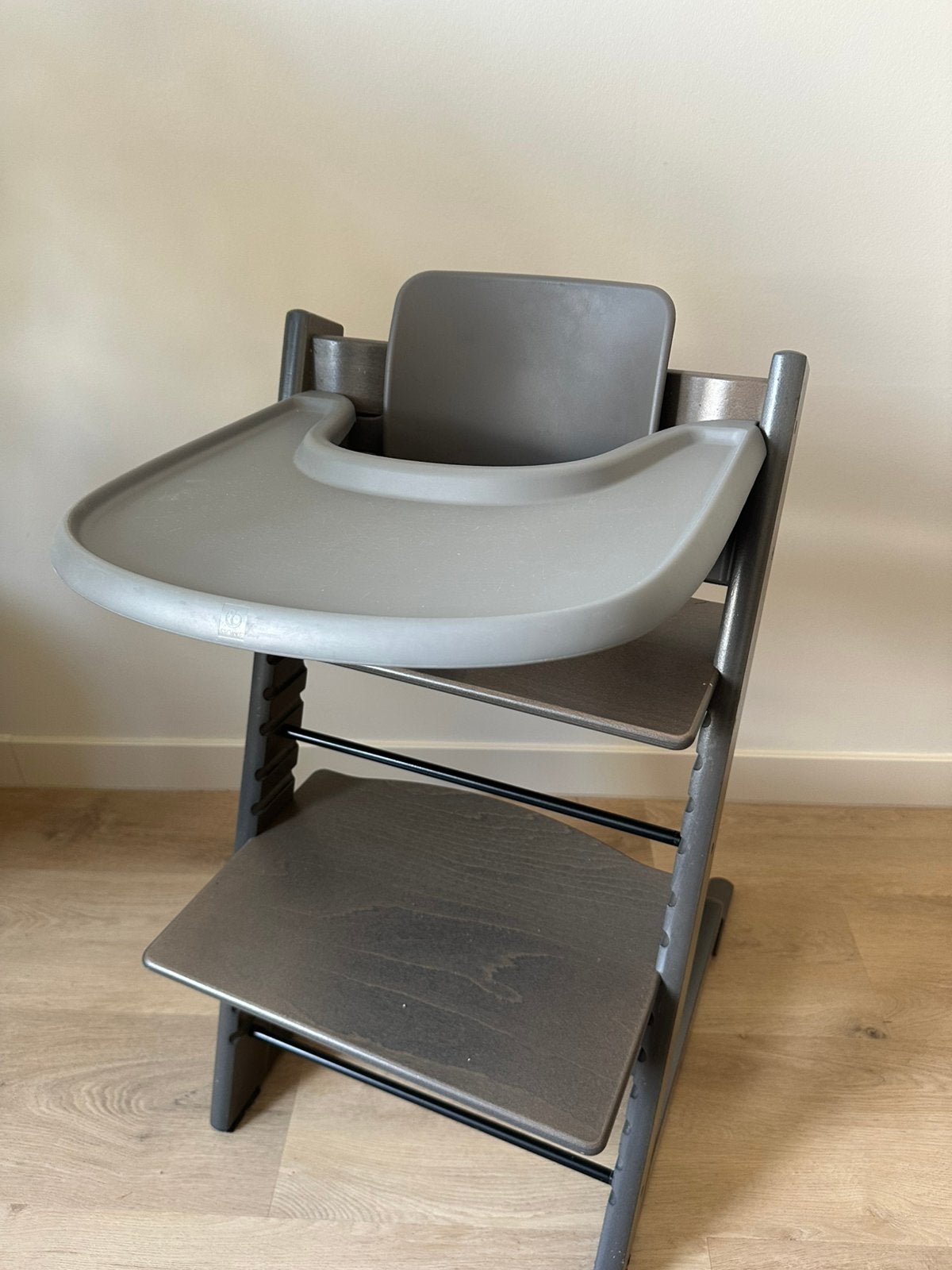 Stokke Tripp Trapp Hazy Grey met garantie en accessoires, Kinderen en Baby's, Kinderstoelen, Ophalen, Zo goed als nieuw, Meegroeistoel