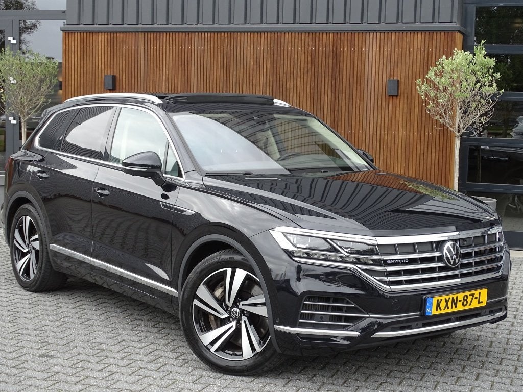 Volkswagen Touareg 3.0 TSI e-Hybrid 381PK / pano / matrix /, Automaat, 14 kWh, Gebruikt, Euro 6