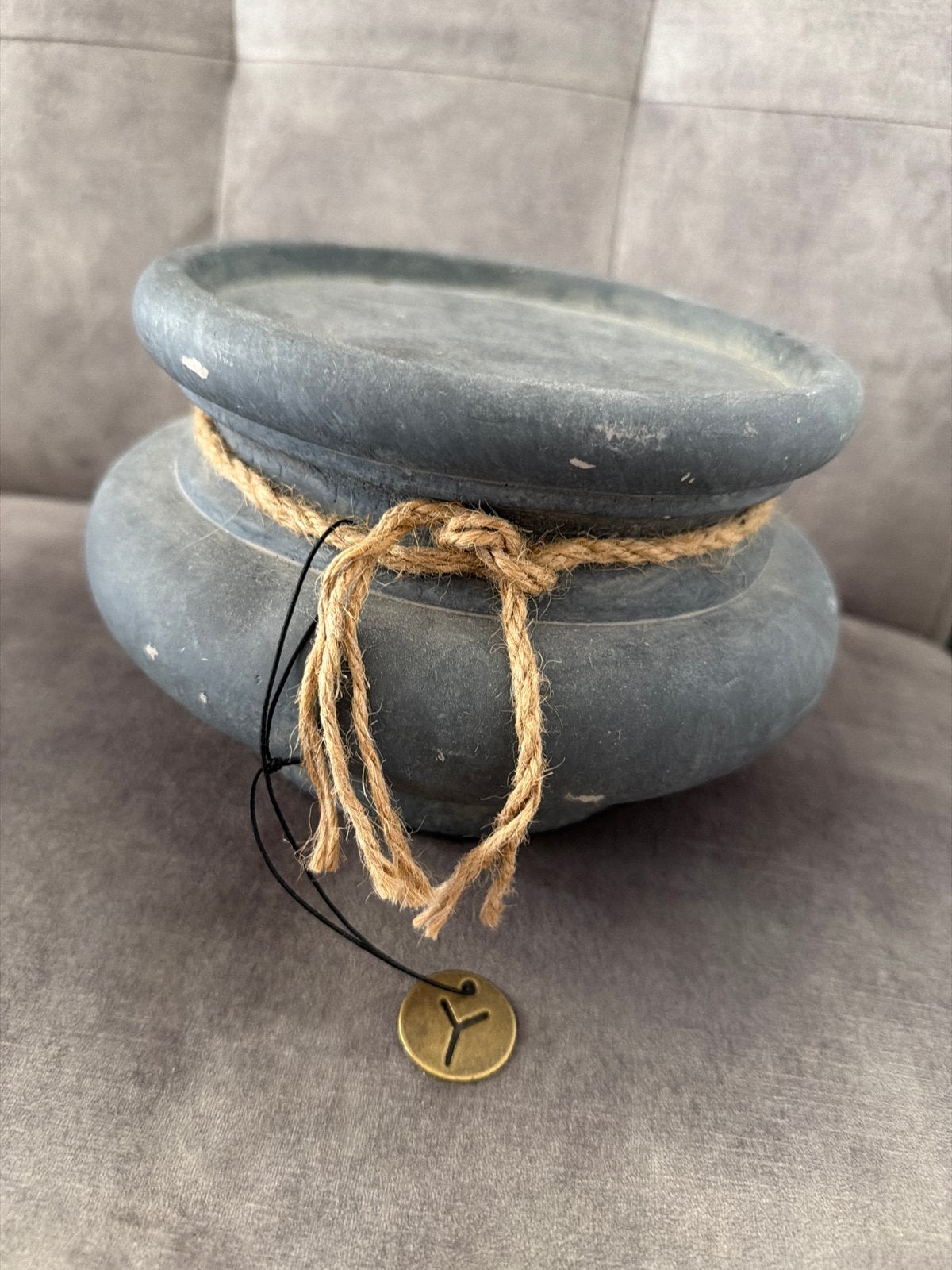 Brynxz Decoratieve schaal/pot van steen met touw en hanger, Gebruikt, Ophalen of Verzenden, Landelijk, Grijs