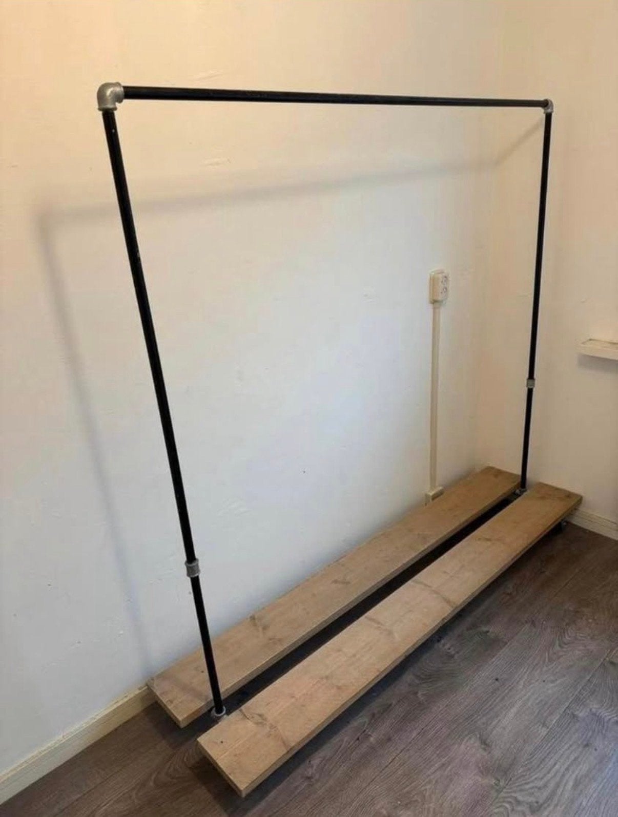 Stevig kledingrek met houten basis en wielen, Ophalen, Met wielen, Gebruikt