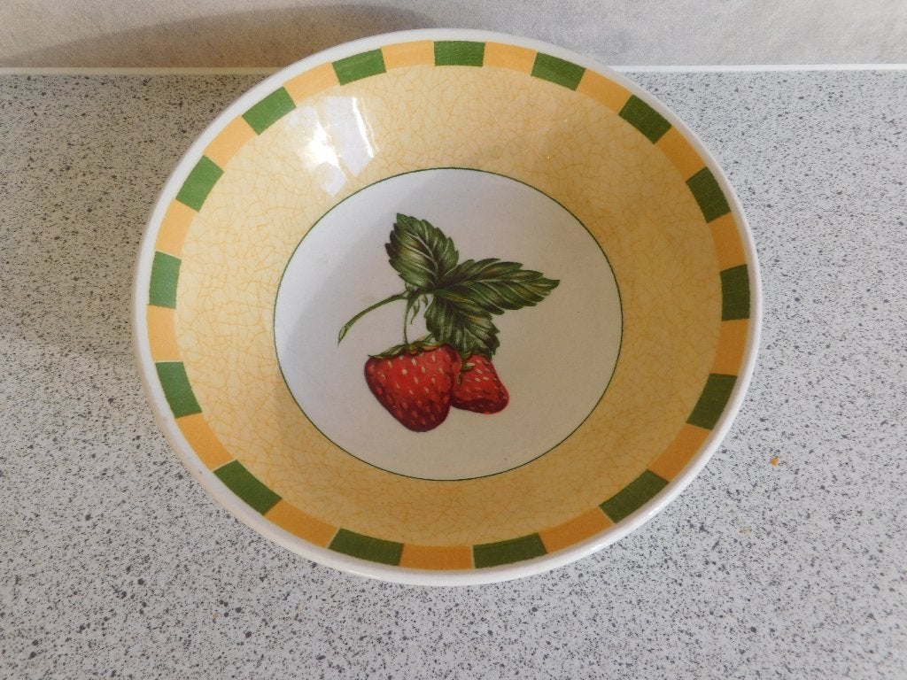 Schaal Summerset Churchill - 15,5 cm met aardbeien decor, Huis en Inrichting, Gebruikt, Overige merken, Vintage, Ophalen of Verzenden