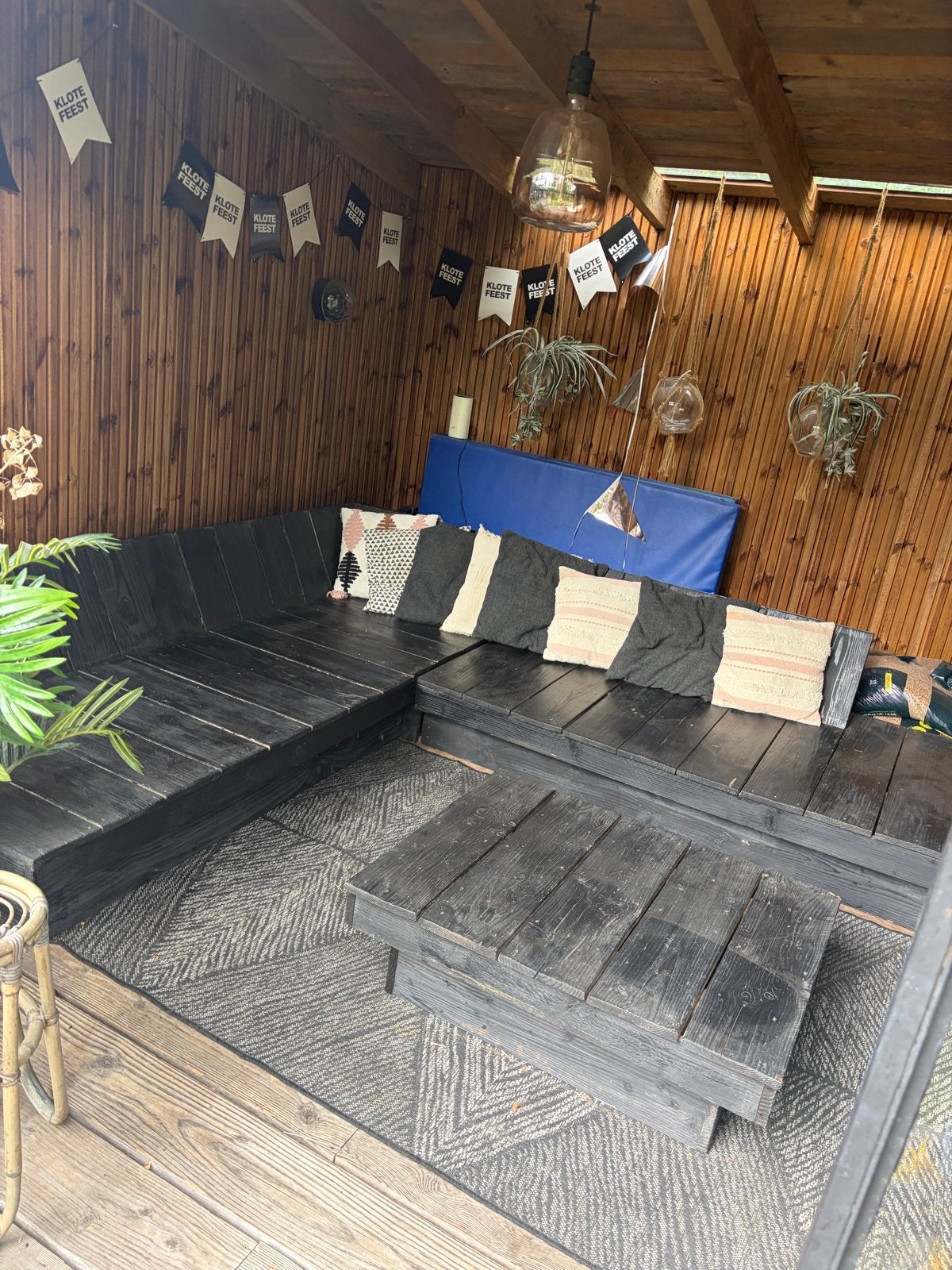 Zwarte houten loungeset met salontafel, 5 zitplaatsen, Gebruikt, Ophalen of Verzenden, Loungeset
