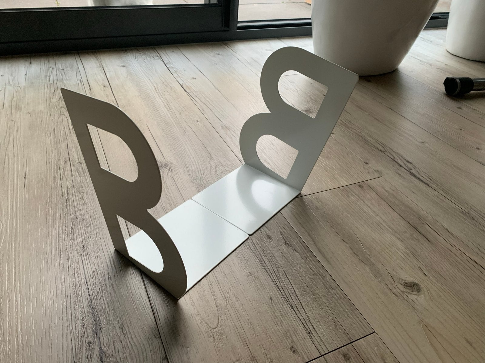 Witte metalen boekensteunen met 'B' design, Ophalen of Verzenden, Zo goed als nieuw, Wit, Metaal