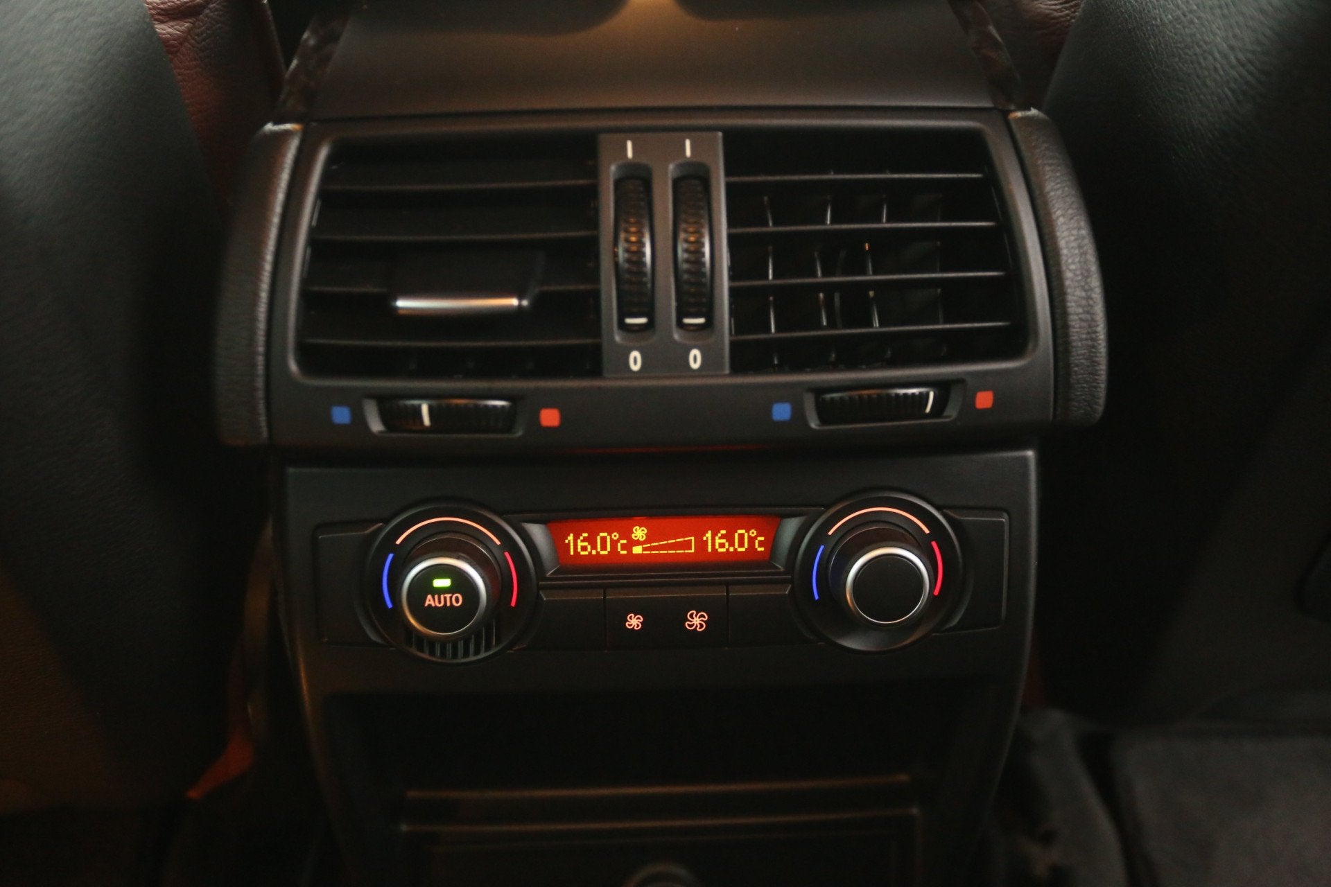Foto 33 van BMW X6 xDrive High Executive 408PK | Youngtimer | Camera | M