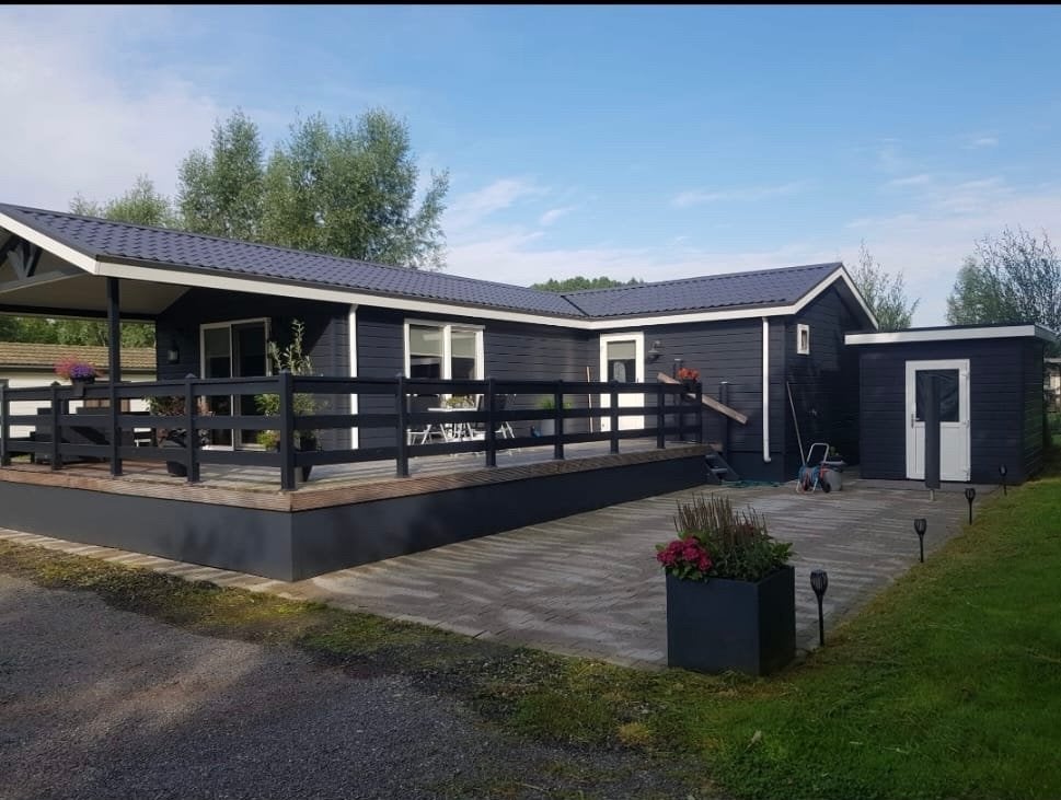 Luxe  L-vormig  chalet met ruime veranda en schuurtje