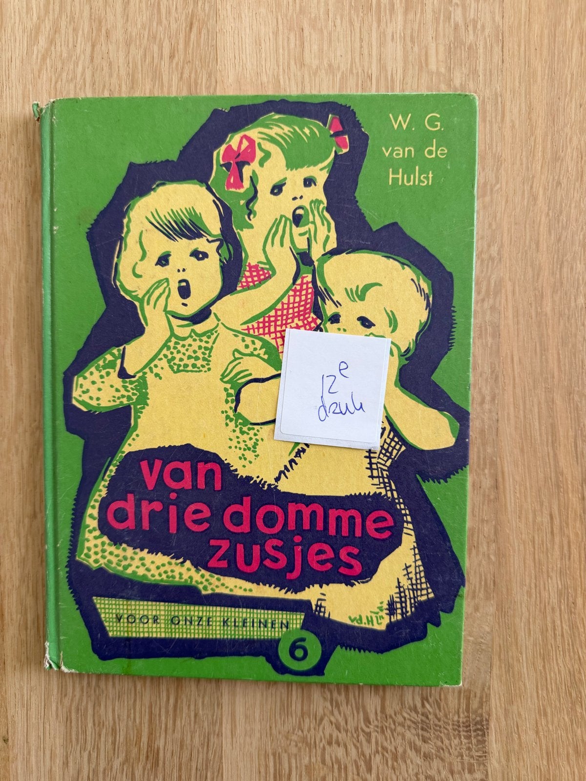 Van drie domme zusjes - W.G. van de Hulst (12e druk), Ophalen of Verzenden, Gelezen, Fictie algemeen