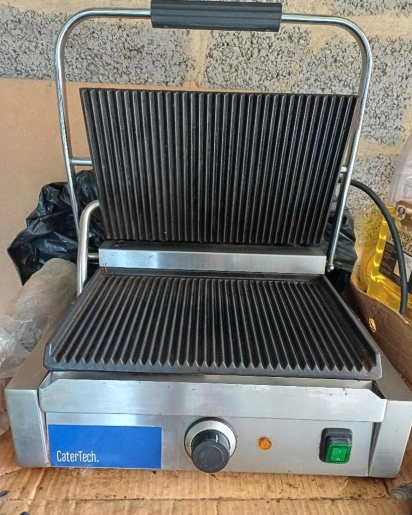 Cartertech grill gietijzer geribbeld 2200W, Witgoed en Apparatuur, Contactgrills, Ophalen, Zo goed als nieuw