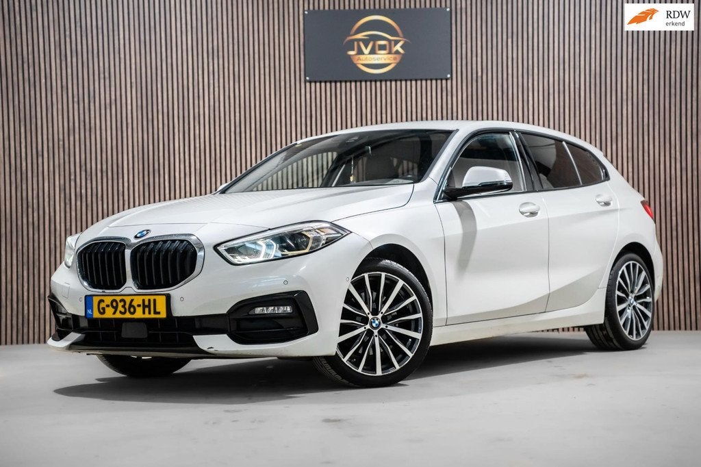 BMW 1-serie 116d Corporate Executive LED AUT NAVI, Auto's, 730 kg, Gebruikt, 116 pk, Wit