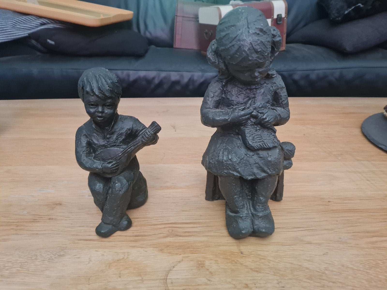 Beelden van jongen met mandoline en meisje breiend, Minder dan 20 cm, Ophalen of Verzenden, Zwart, Steen of Keramiek