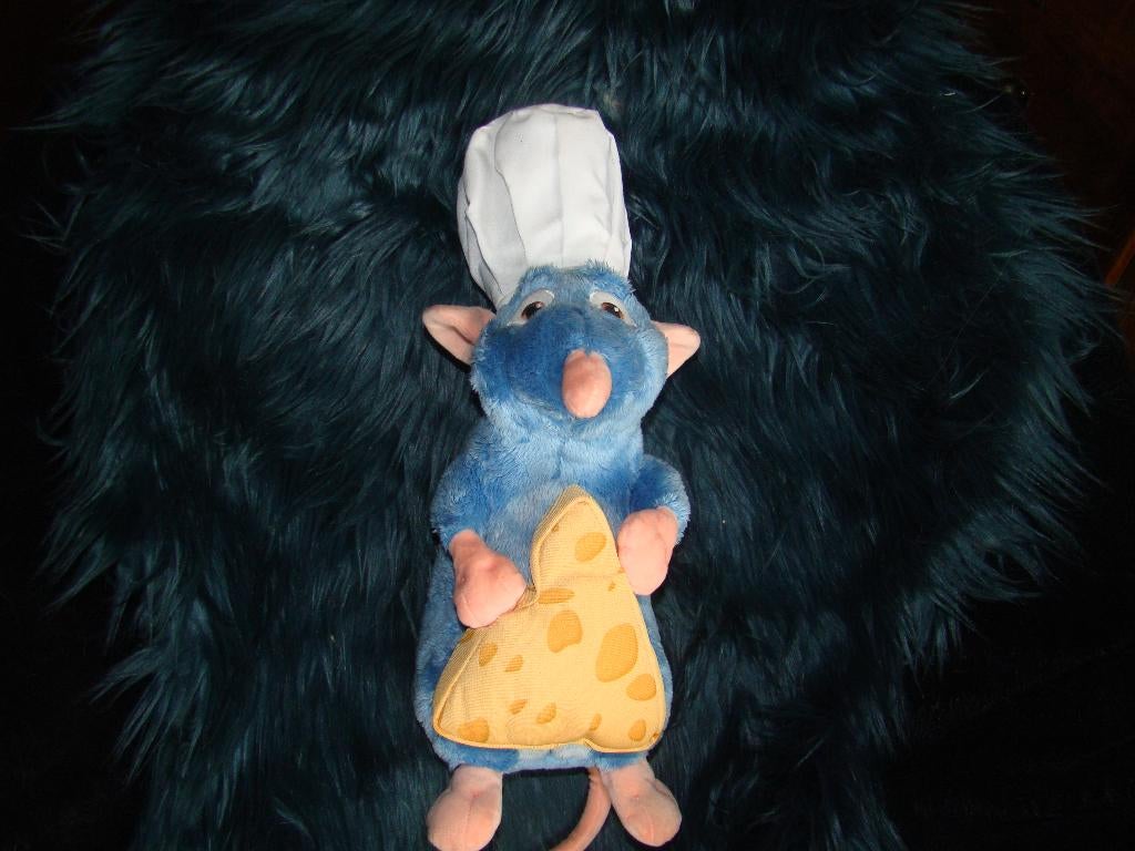 Disney Ratalouille rat remi met muts en kaas , 30 cm, Verzamelen, Disney, Ophalen of Verzenden, Overige figuren, Zo goed als nieuw