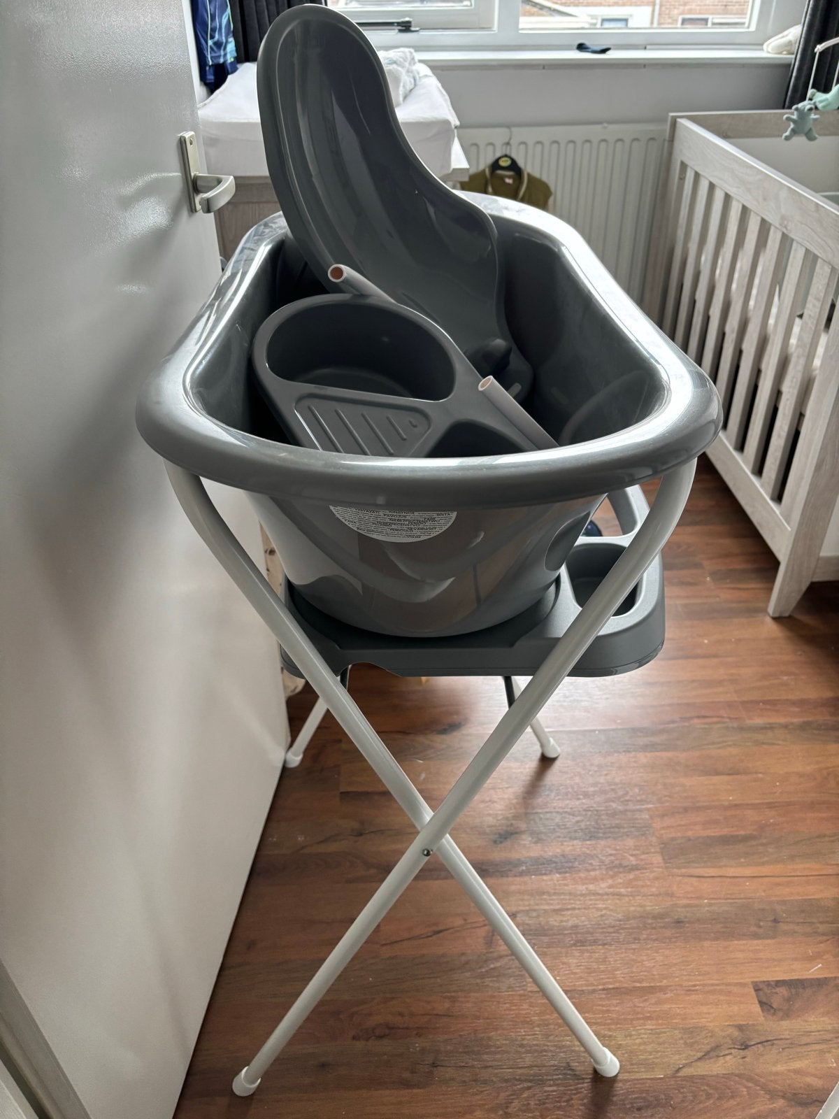 Babybadje met standaard en badzitje - Grijs, Kinderen en Baby's, Badjes en Verzorging, Ophalen, Zo goed als nieuw, Badje, Bébé-jou