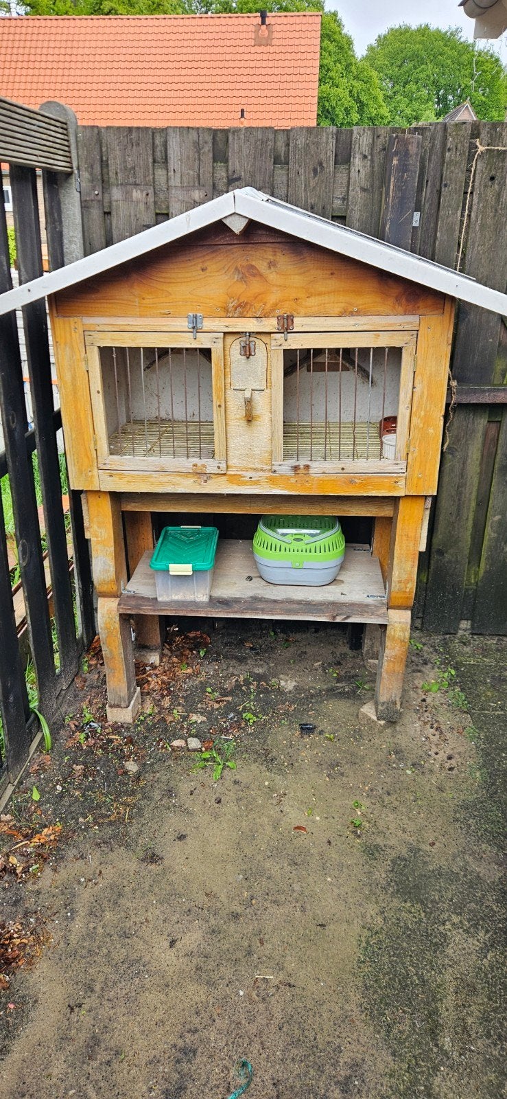 Te koop mooi kooi maten zijn 100breed  en 80 en tafel is ook