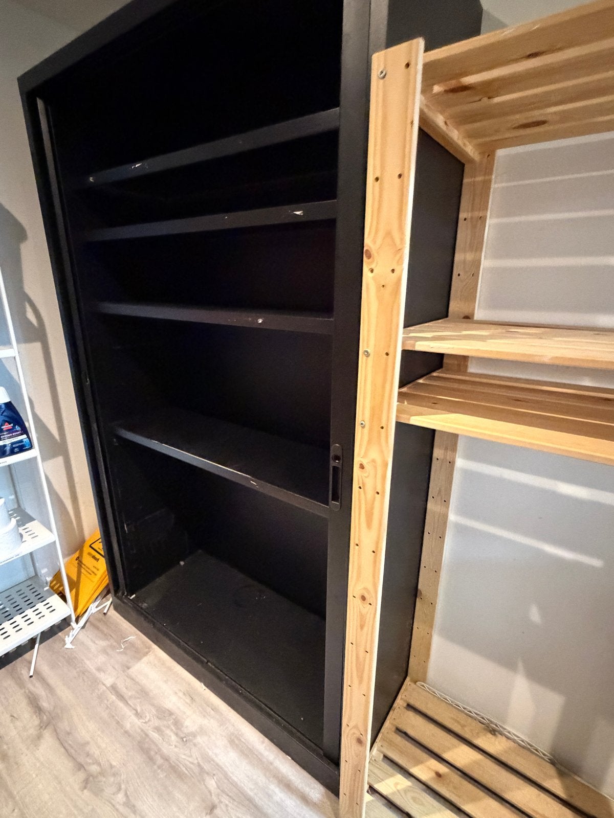 Zwarte roldeurkast met defect slot, Huis en Inrichting, Gebruikt, Meerdere deuren, Metaal, 150 tot 200 cm