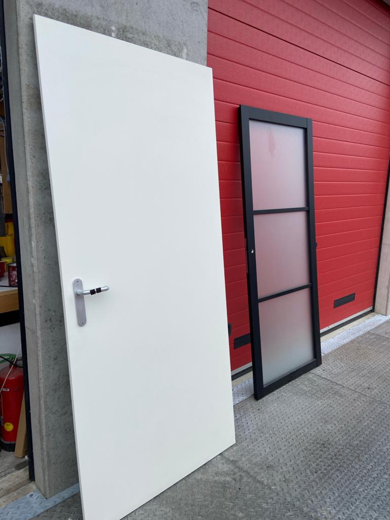 Opdekdeur rechtsdraaiend alpine wit & Glasdeur met foutje, Doe-het-zelf en Verbouw, Deuren en Horren, Ophalen, Gebruikt, 80 tot 100 cm
