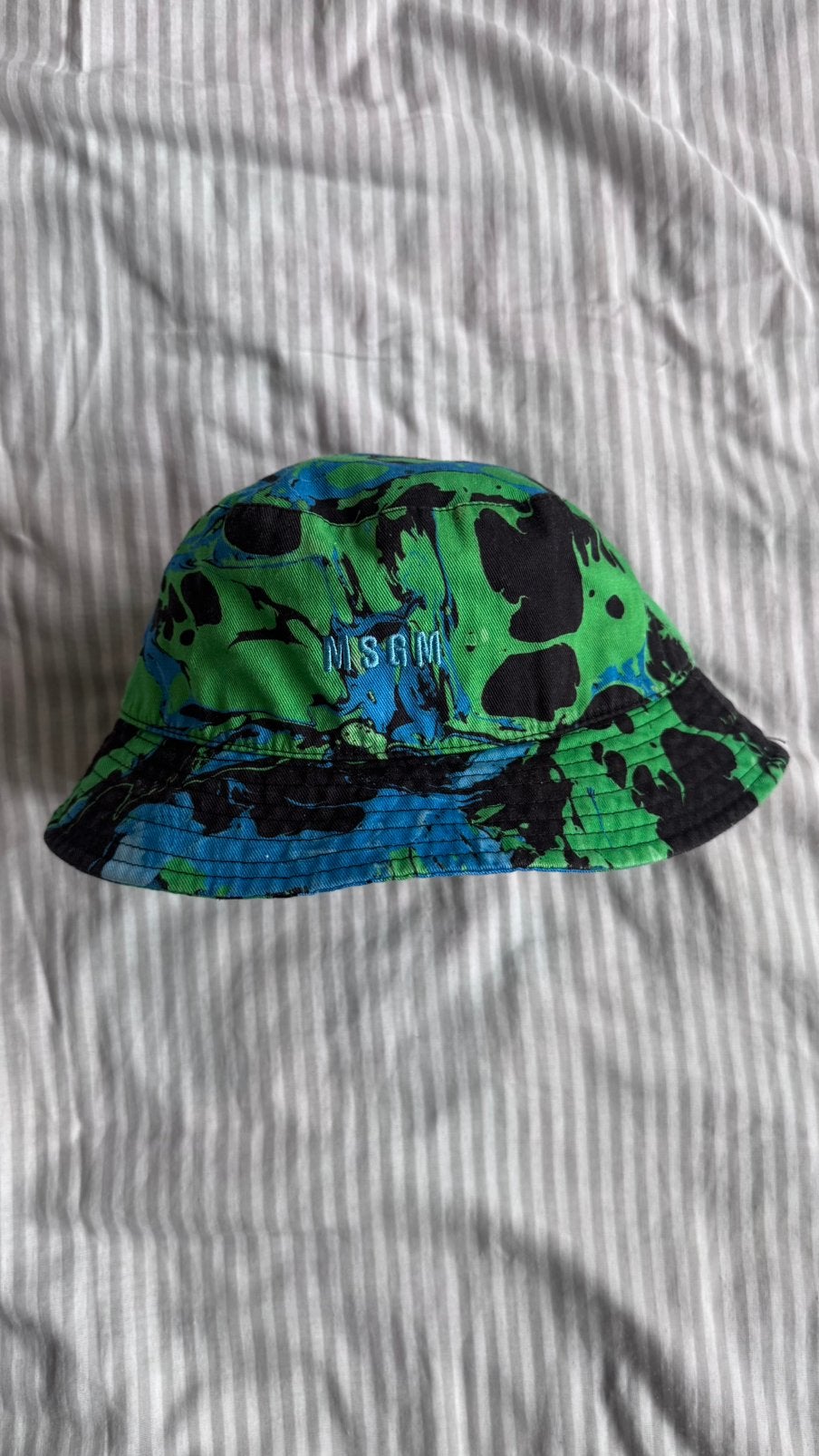 MSGM Bucket Hat met Acid Marble Drill Patroon - Maat S, Kleding | Dames, Ophalen of Verzenden, Zo goed als nieuw, Hoed