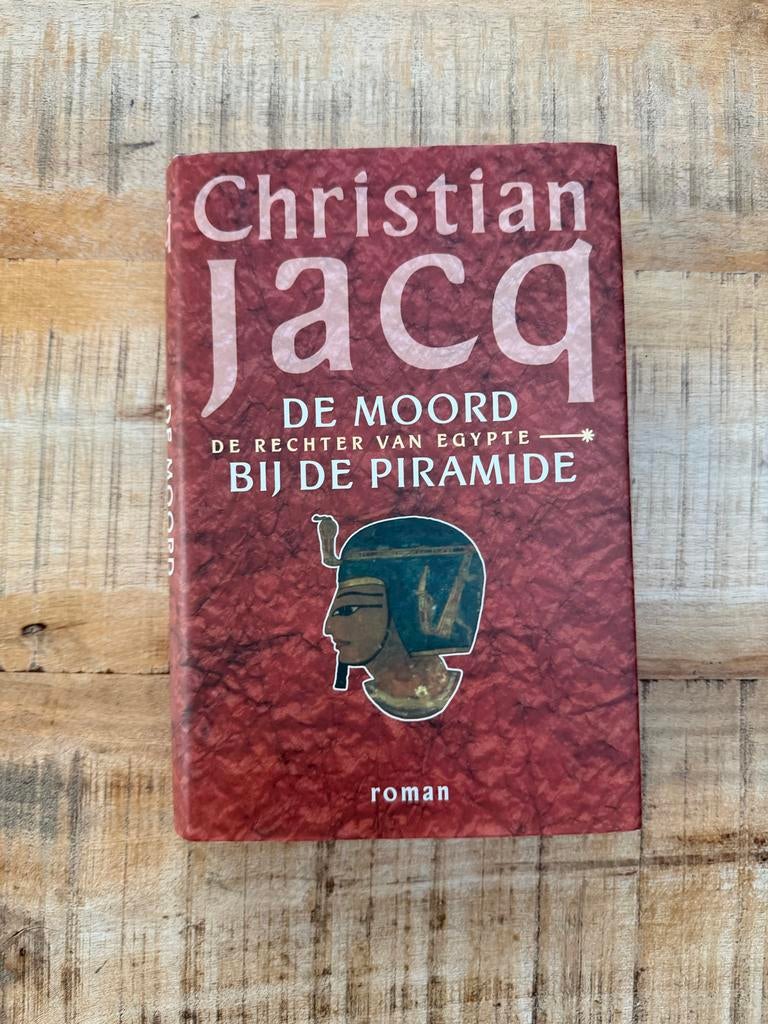 De Moord Bij De Piramide - Christian Jacq (roman), Boeken, Romans, Gelezen, Europa overig, Ophalen of Verzenden