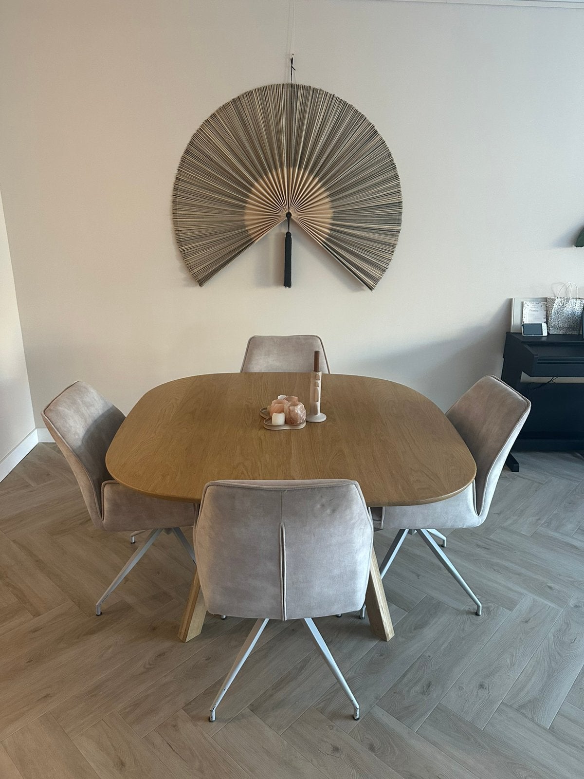 Eikenhouten eettafel met 4 stoelen - organische vorm, Huis en Inrichting, Ophalen, 100 tot 150 cm, Eikenhout, Zo goed als nieuw