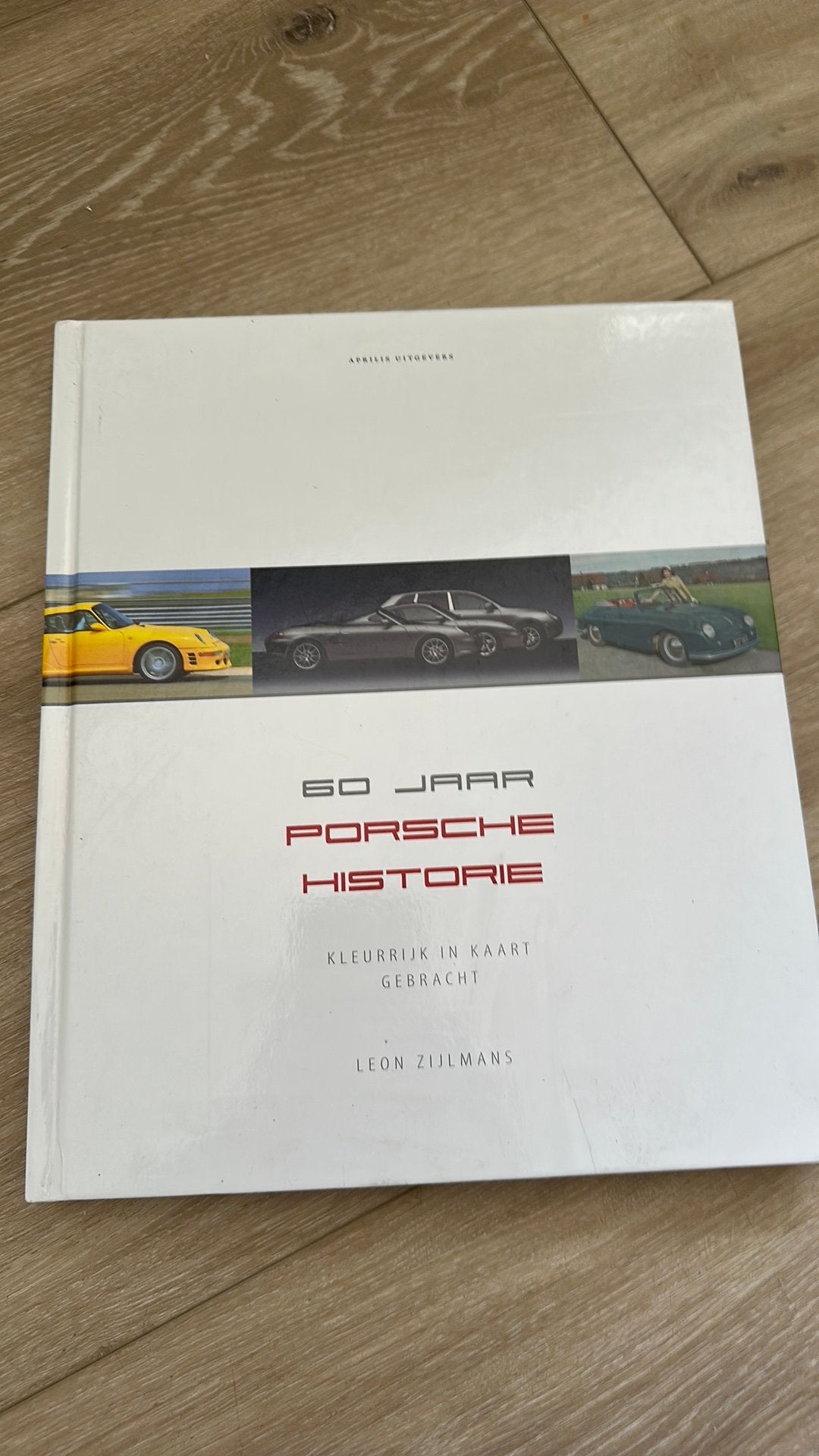 60 Jaar Porsche Historie - Kleurrijk in Kaart Gebracht, Boeken, Ophalen of Verzenden, Zo goed als nieuw, Porsche