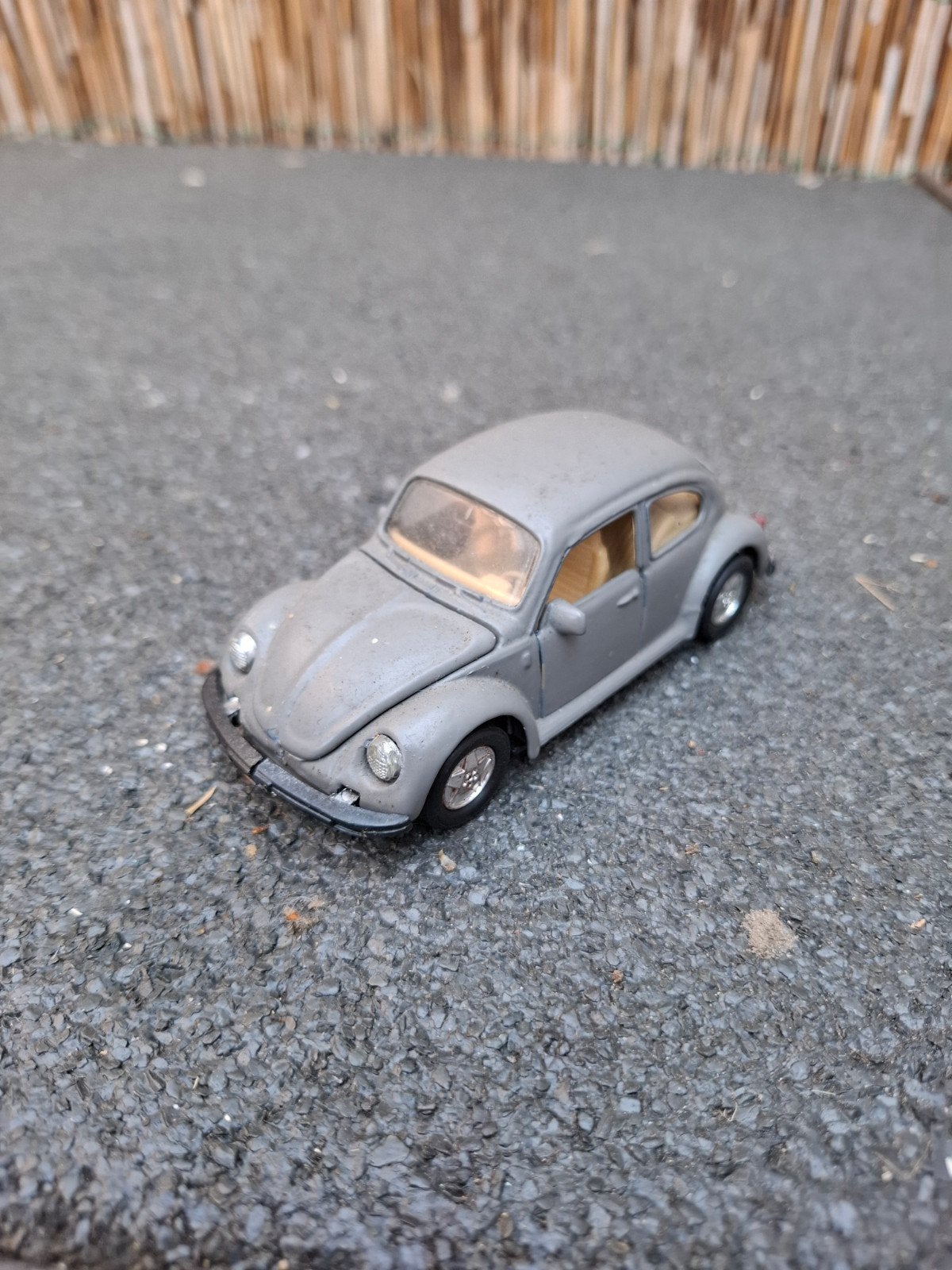 Matgrijs Volkswagen Kever modelauto, Hobby en Vrije tijd, Modelauto's | Overige schalen, Ophalen of Verzenden, Gebruikt, Auto