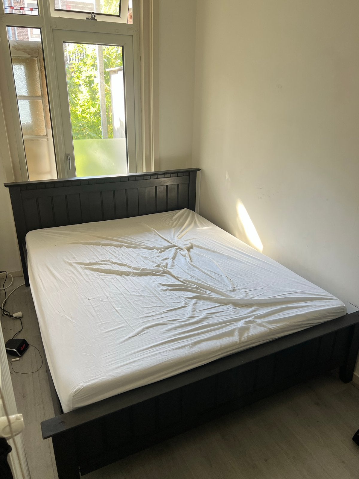 Zwart houten bedframe 160x200 cm met lattenbodem
