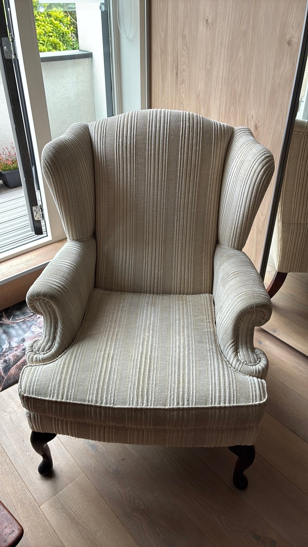 Comfortabele oorfauteuil met gestreepte lichte bekleding, Ophalen, Gebruikt, Stof, 75 tot 100 cm