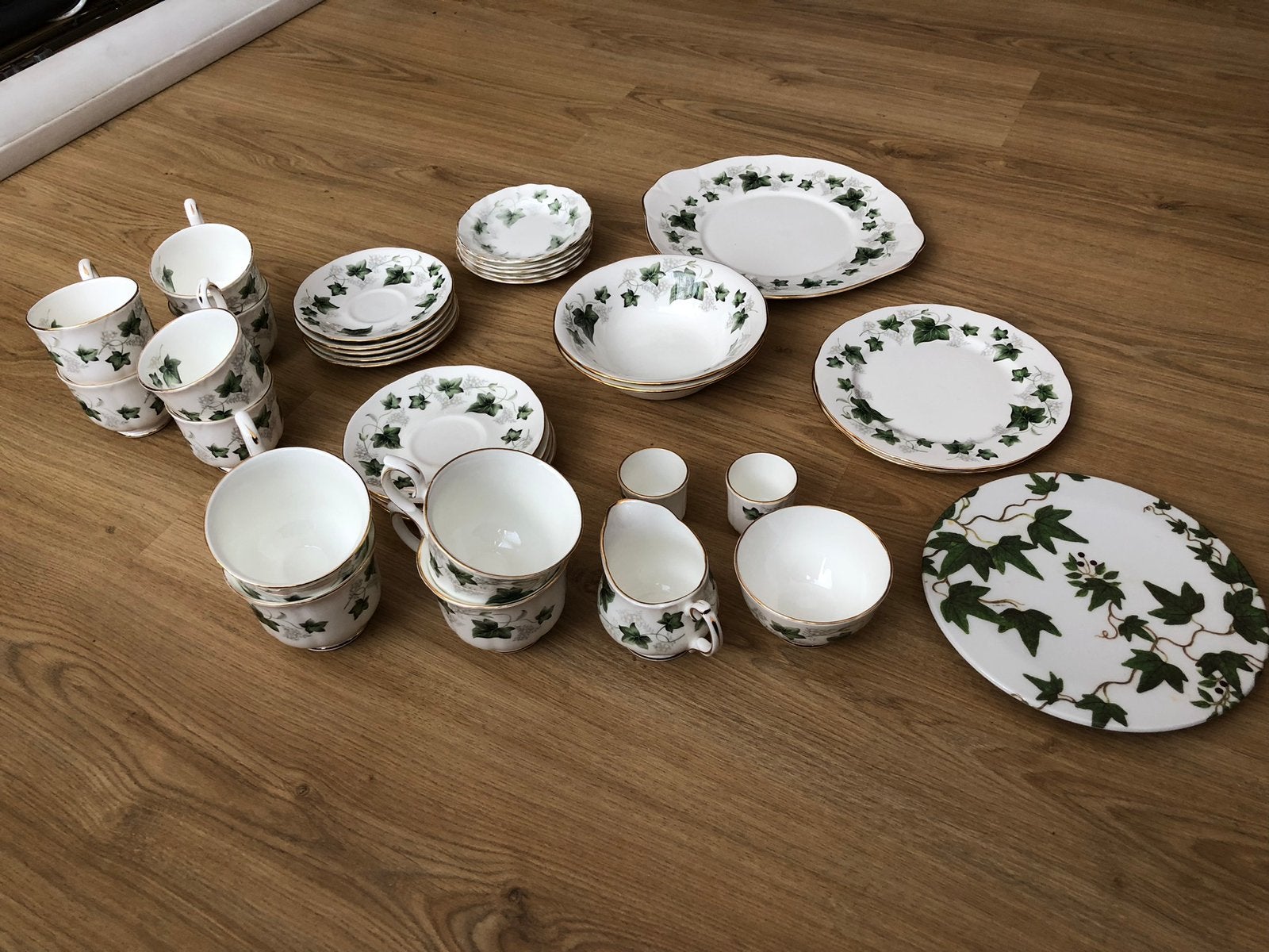 Mooi en net servies van het merk duchess, type ivy, Ophalen
