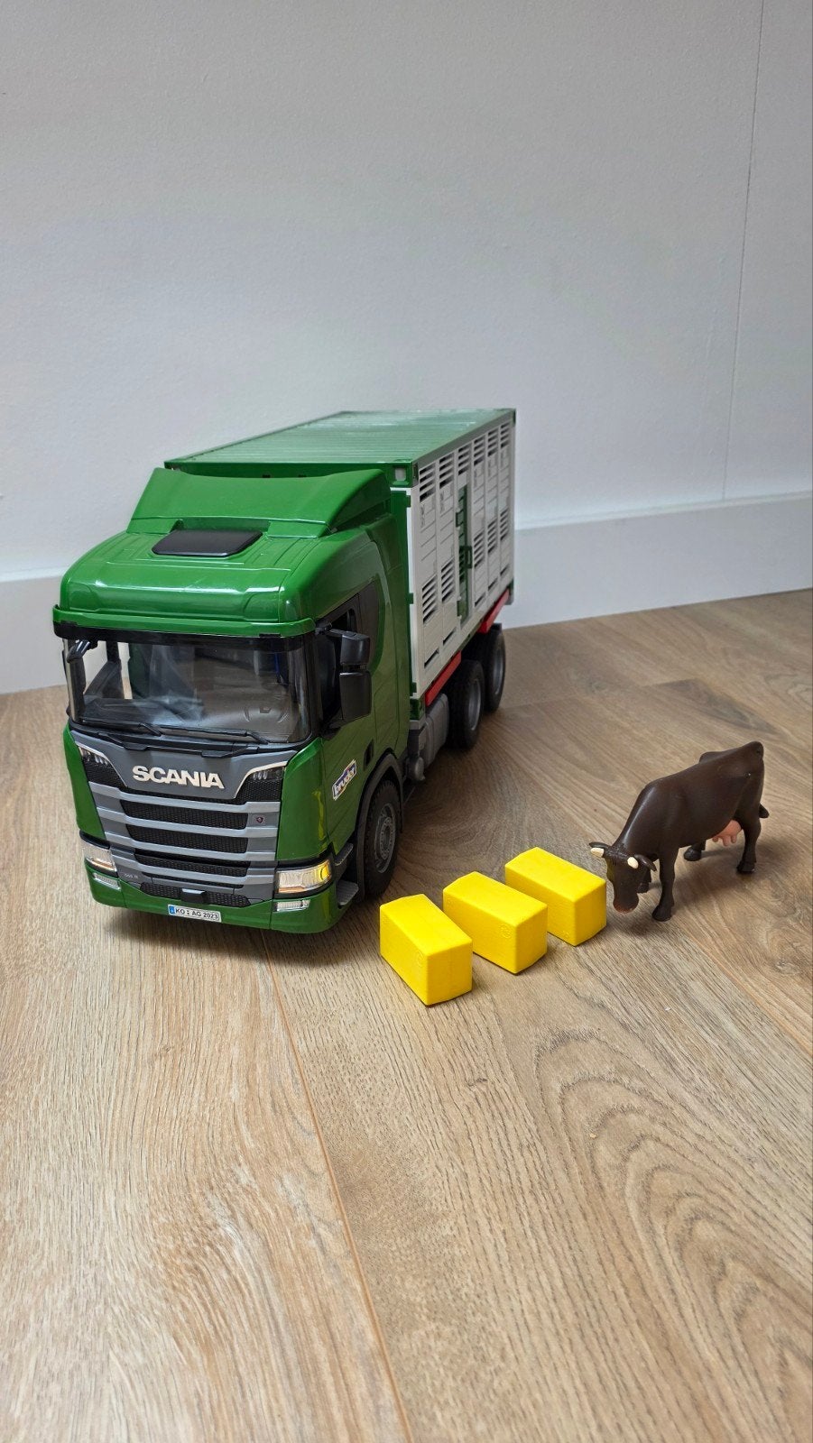 Bruder Scania R-serie veetransportwagen met koe, Ophalen, Zo goed als nieuw