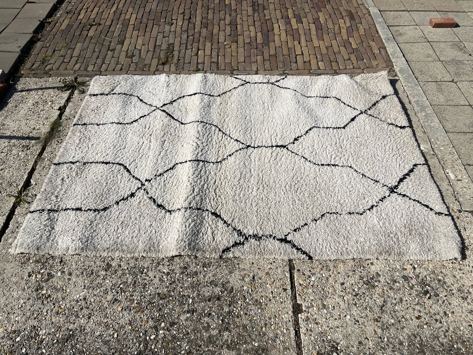 Vloerkleed wit met zwart patroon 1.60 x 2.30 meter, Ophalen, Gebruikt, Wit, 150 tot 200 cm