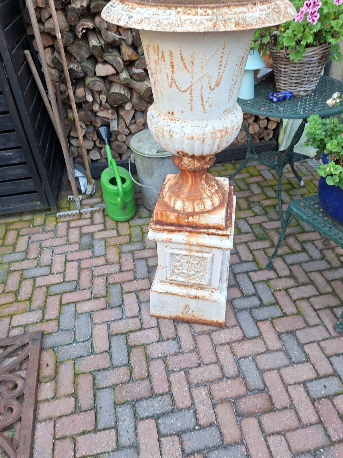 Antieke gietijzeren bloempot op sokkel, Ophalen, Gebruikt, Minder dan 60 cm, Rond