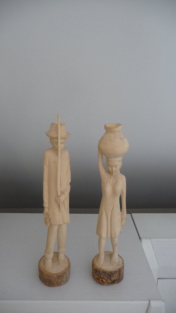 Houten beelden van man en vrouw - Handgesneden, Antiek en Kunst, Kunst | Beelden en Houtsnijwerken, Groep mensen, Ophalen of Verzenden