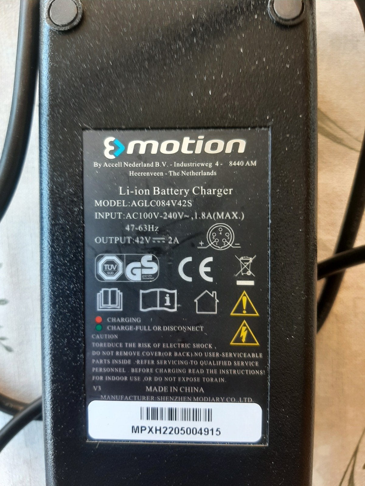 E-motion Li-ion Acculader AGLC084V42S 42V 2A, Gebruikt