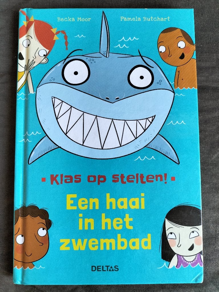 Een haai in het zwembad / klas op stelten, 7-9 jaar, Boeken, Ophalen of Verzenden, Zo goed als nieuw, Becka Moor, Fictie algemeen