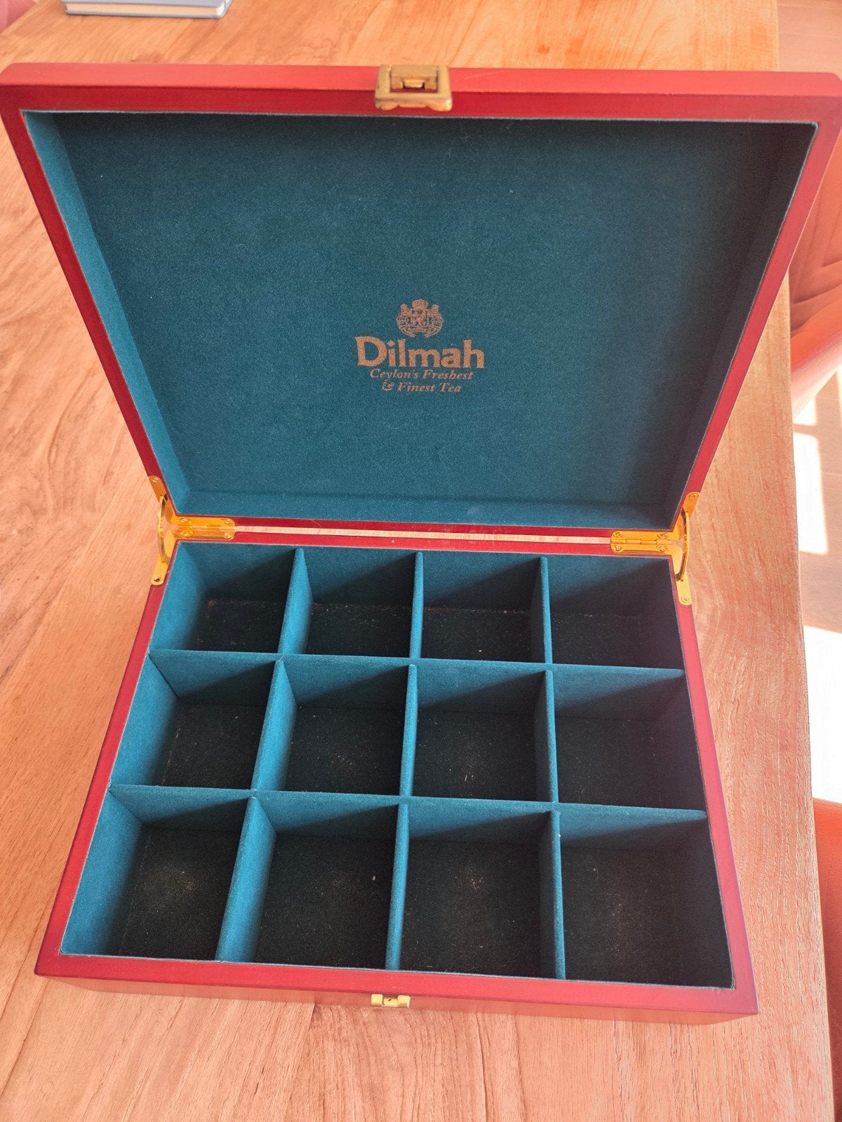 Dilmah theedoos met 12 vakken, bekleed met groen velours, Ophalen, Gebruikt, Bruin, Hout