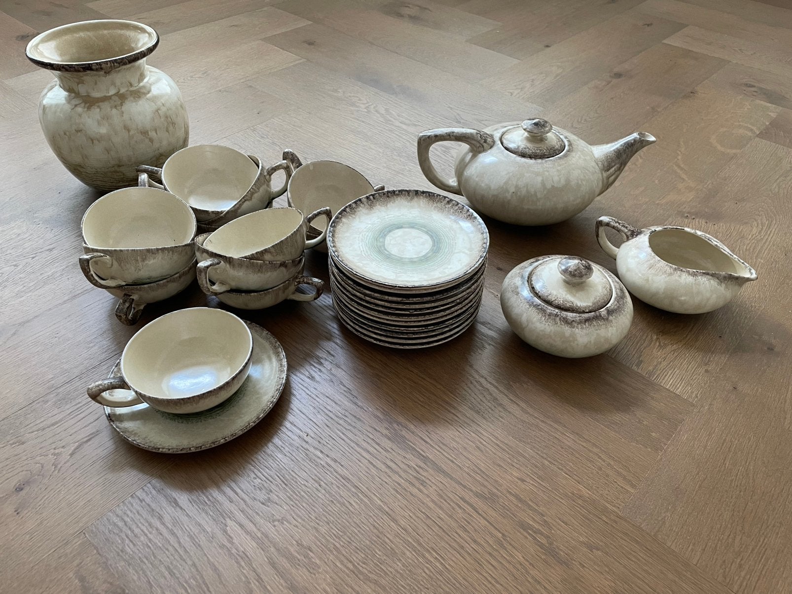 Groen/beige plateel servies, Antiek en Kunst, Ophalen