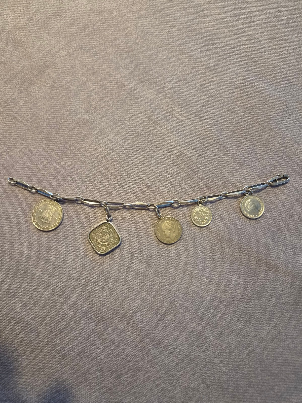 Zilveren muntjes aan armband, Ophalen of Verzenden, Overige materialen