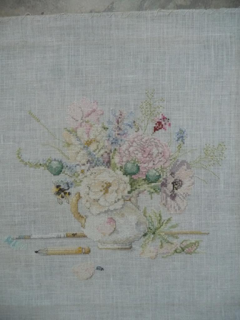 Borduurwerk "Bloemen en potlood", Ophalen of Verzenden, Gebruikt, Handborduren, Onderdeel of Toebehoren