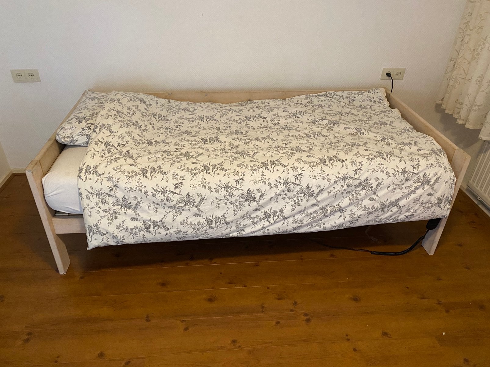 Eenpersoonsbed met elektrisch verstelbare bodem, Gebruikt, 90 cm, Eenpersoons, Beige