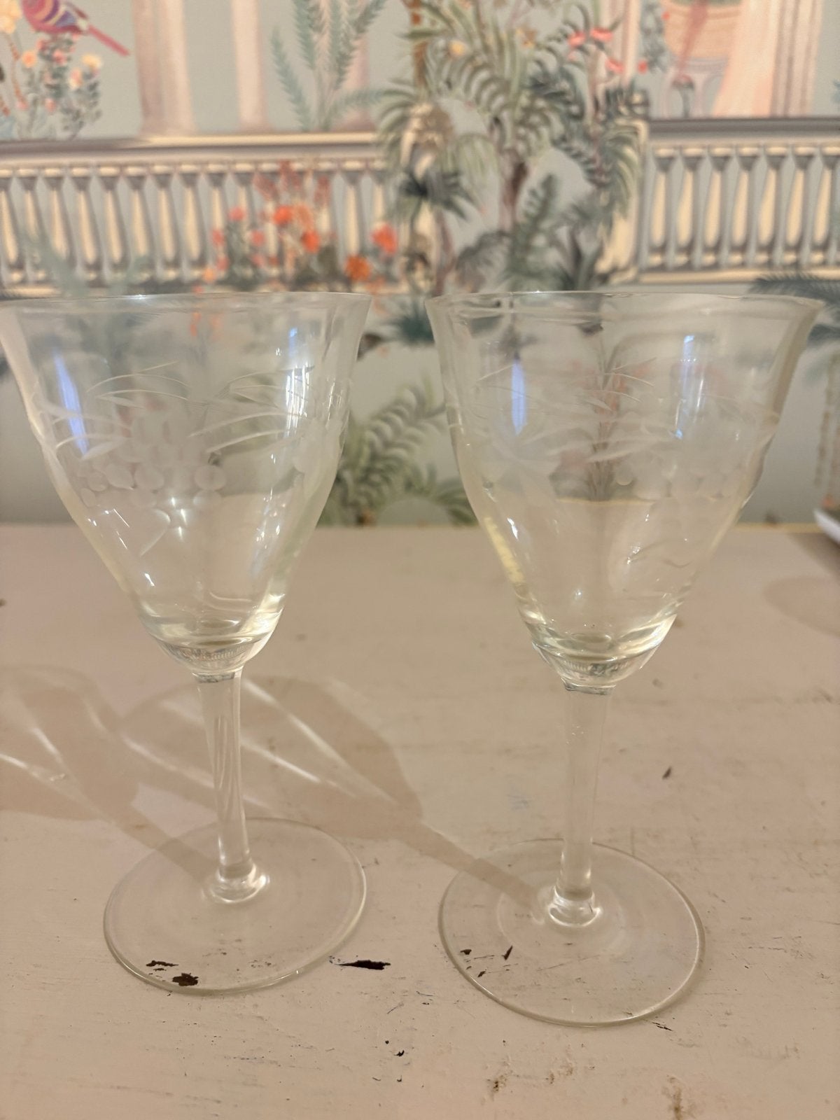 Paar antieke kristallen wijnglazen met geëtst decor, Ophalen of Verzenden