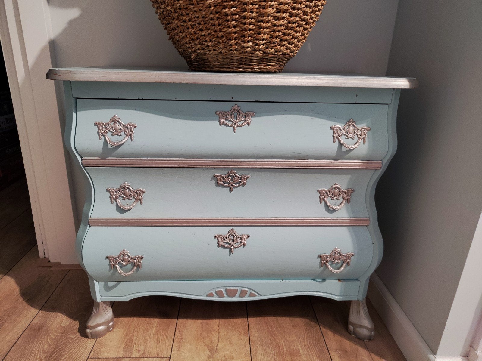 Vintage buikkastje in lichtblauw met zilveren accenten, Ophalen, Gebruikt, Vintage, Klassiek, Brocante, 50 tot 100 cm