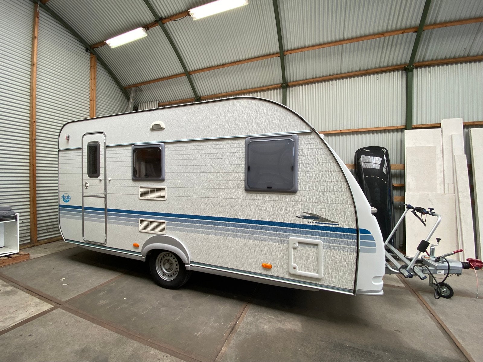 Zeer nette goed onderhouden Adria +voortent luifel grondzeil, Caravans en Kamperen, Caravans, Schokbreker, Lengtebed, Treinzit