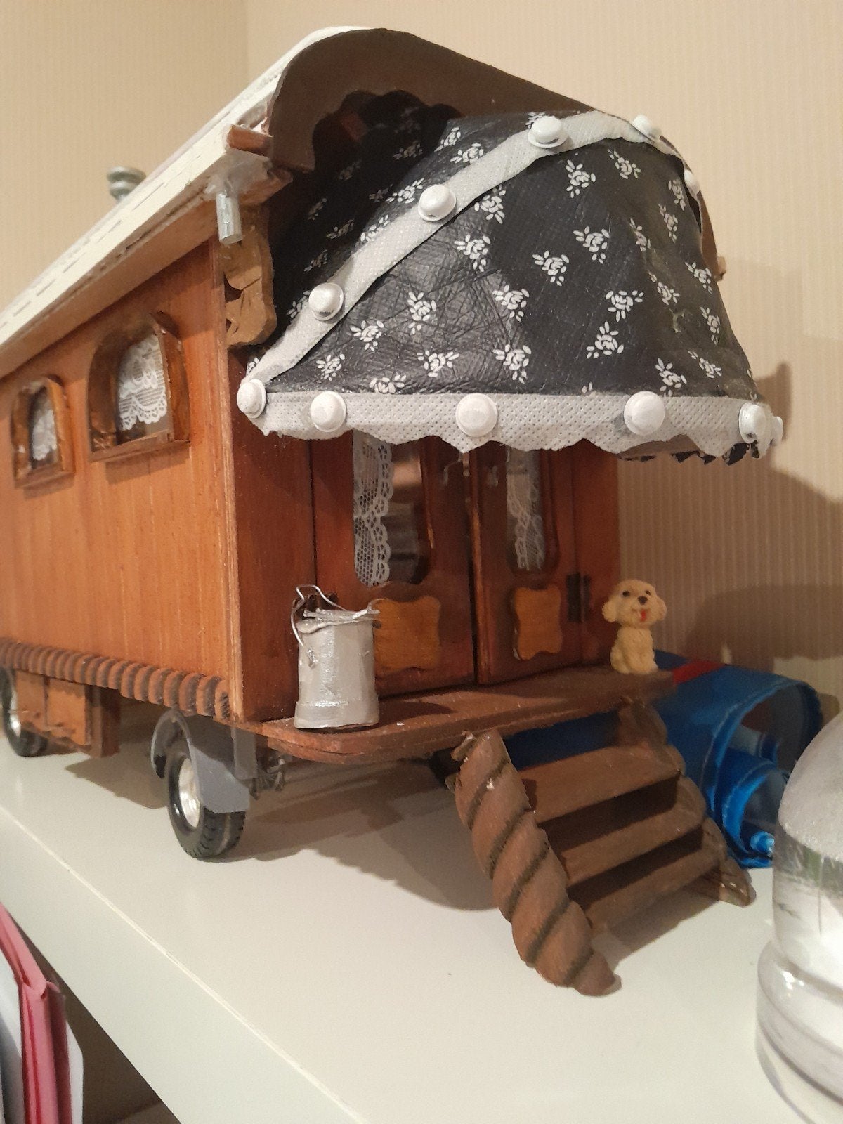 Handgemaakte miniatuur woonwagen/pipowagen, Ophalen, Zo goed als nieuw