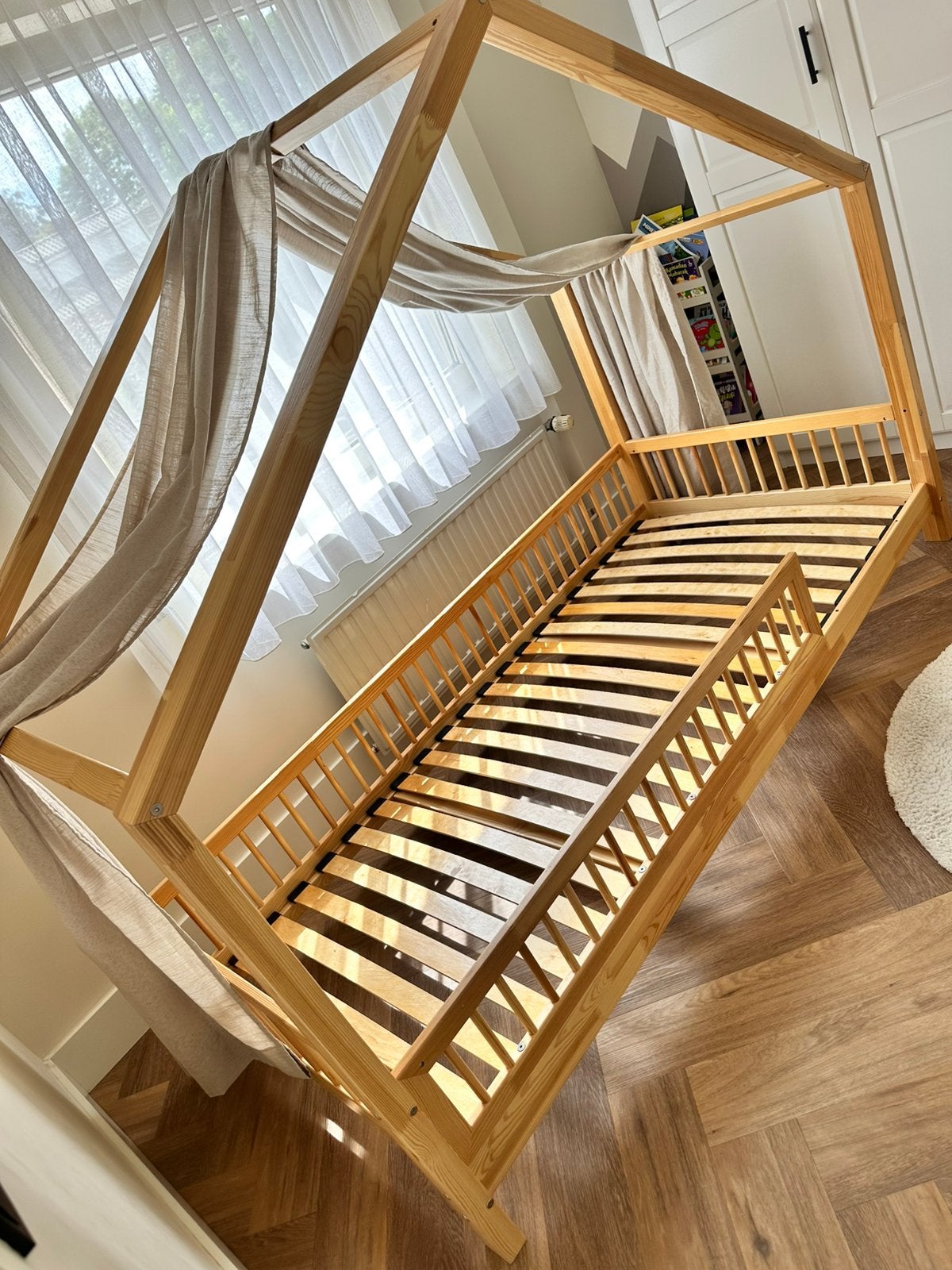 Petit Puk CATO bedhuisje 90x200, transparant gelakt, gordijn, Kinderen en Baby's, Kinderkamer | Bedden, Ophalen, Zo goed als nieuw