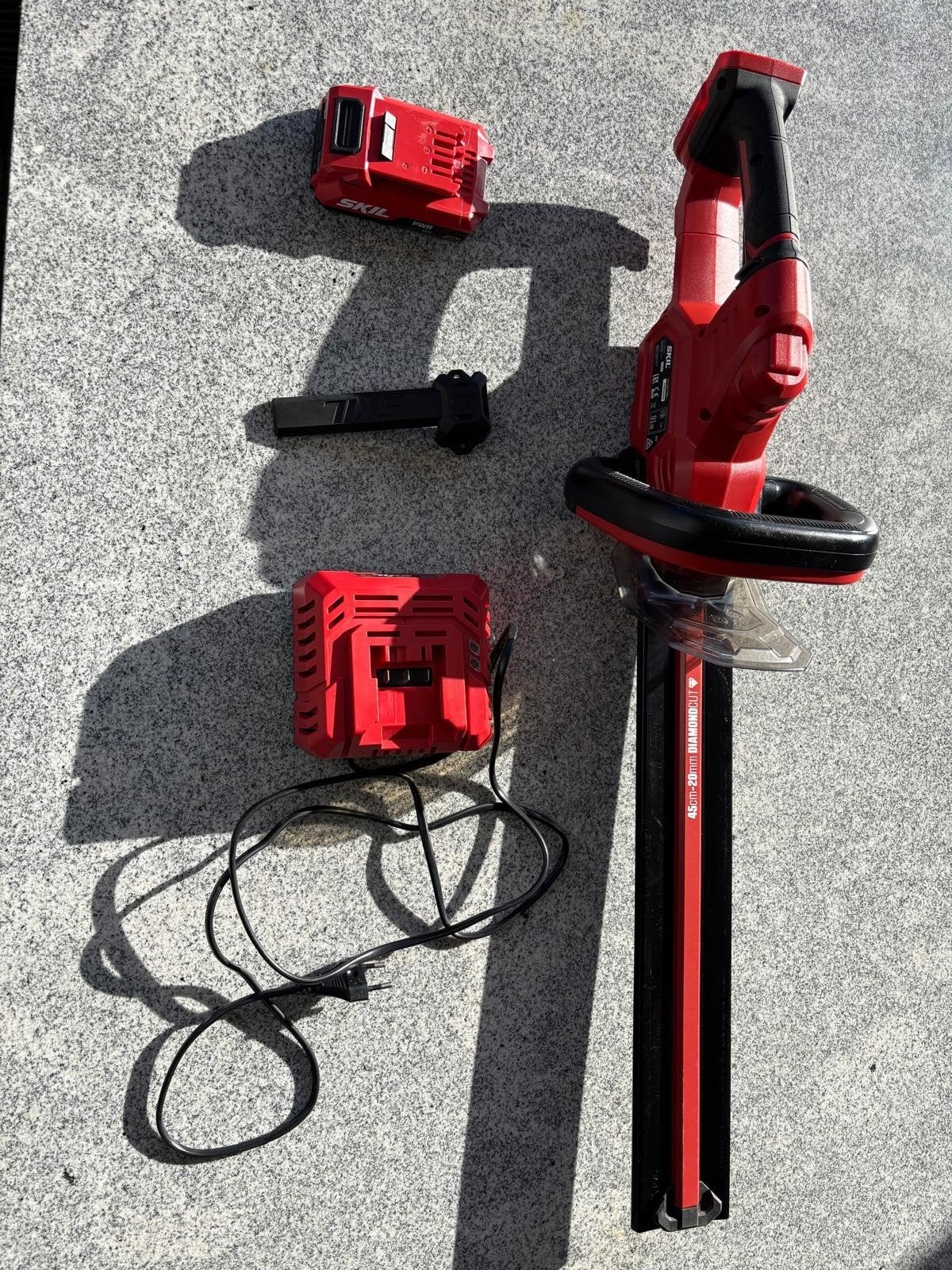Skil Heggenschaar 20V (45 cm) incl. accu en oplader, Ophalen, Zo goed als nieuw, Accu, Skil