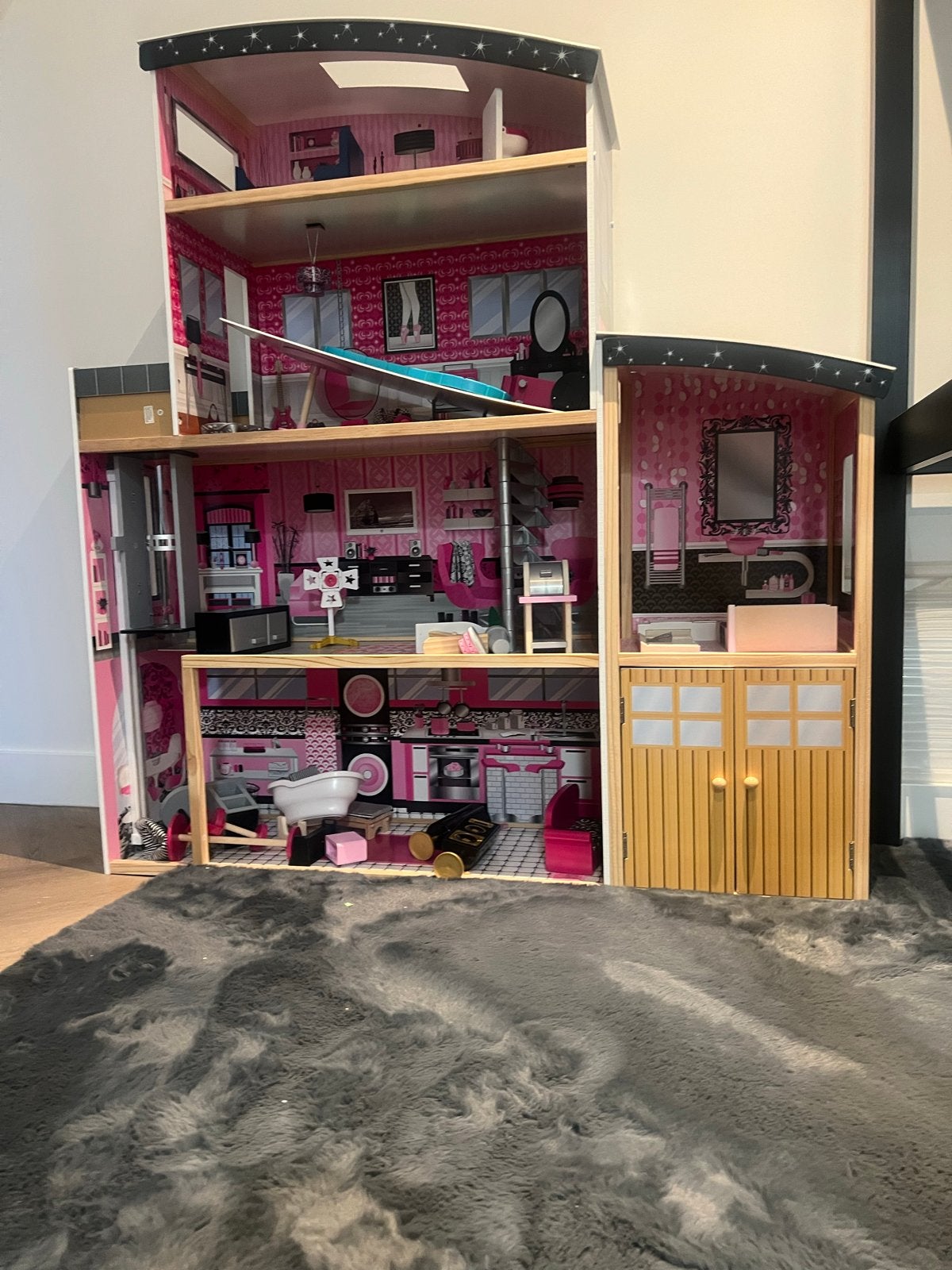 Groot houten poppenhuis met garage en meubels, Ophalen of Verzenden, Zo goed als nieuw, Barbie