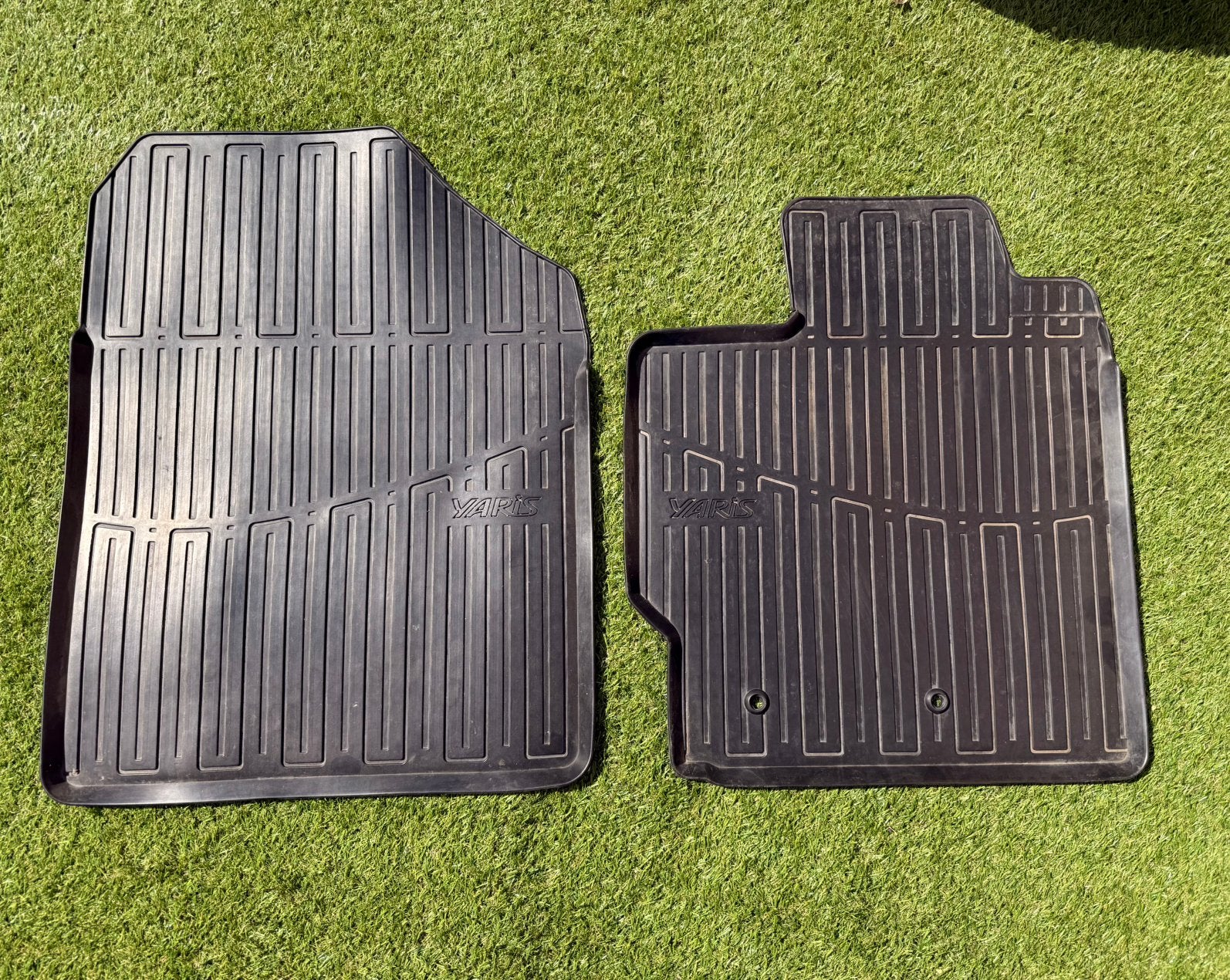 Toyota Yaris rubberen matten / auto matten set, Ophalen, Zo goed als nieuw