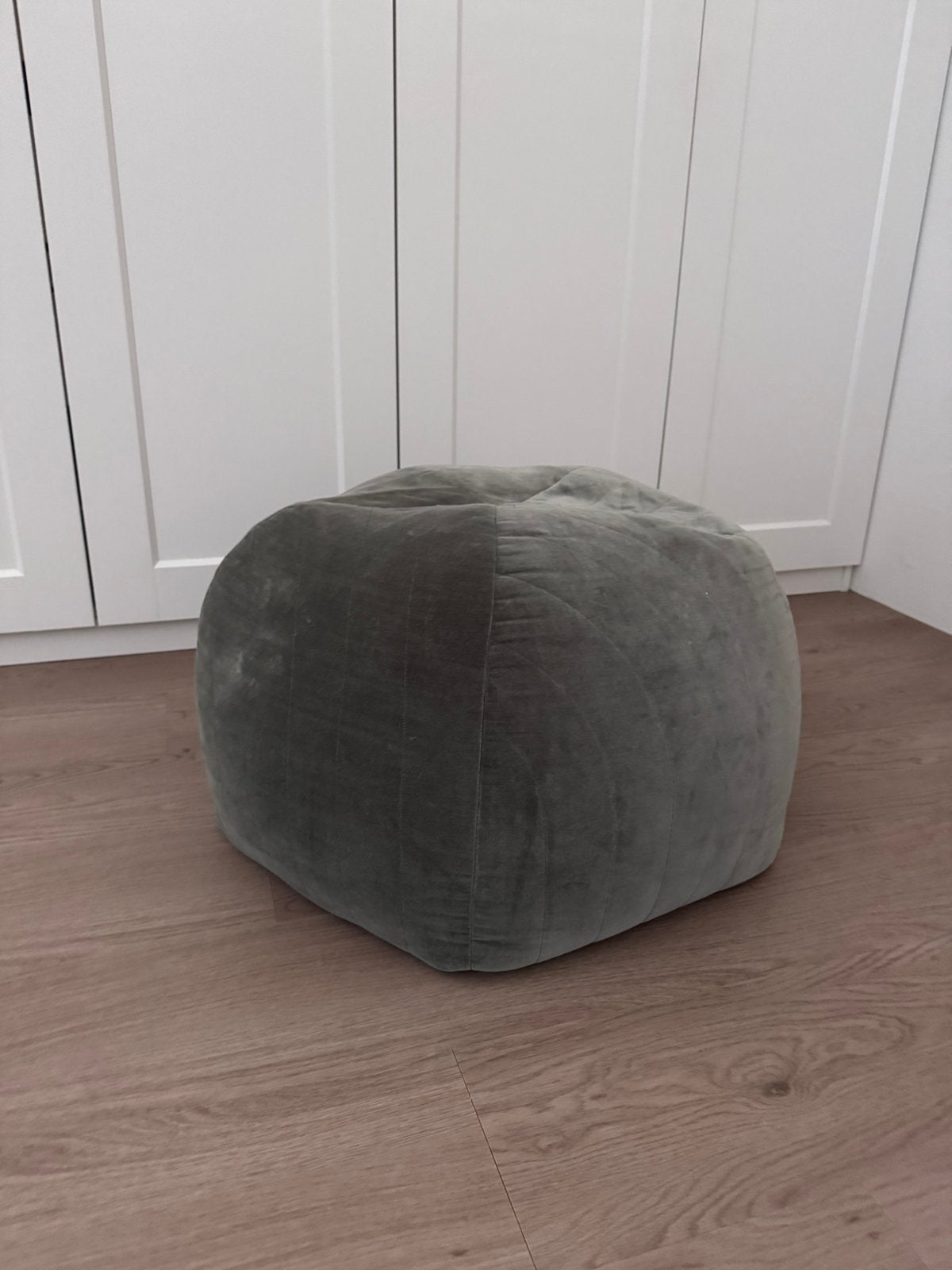 Westwing Olijfgroene verlourse poef, Huis en Inrichting, Ophalen, Zo goed als nieuw, Rond, 50 tot 75 cm