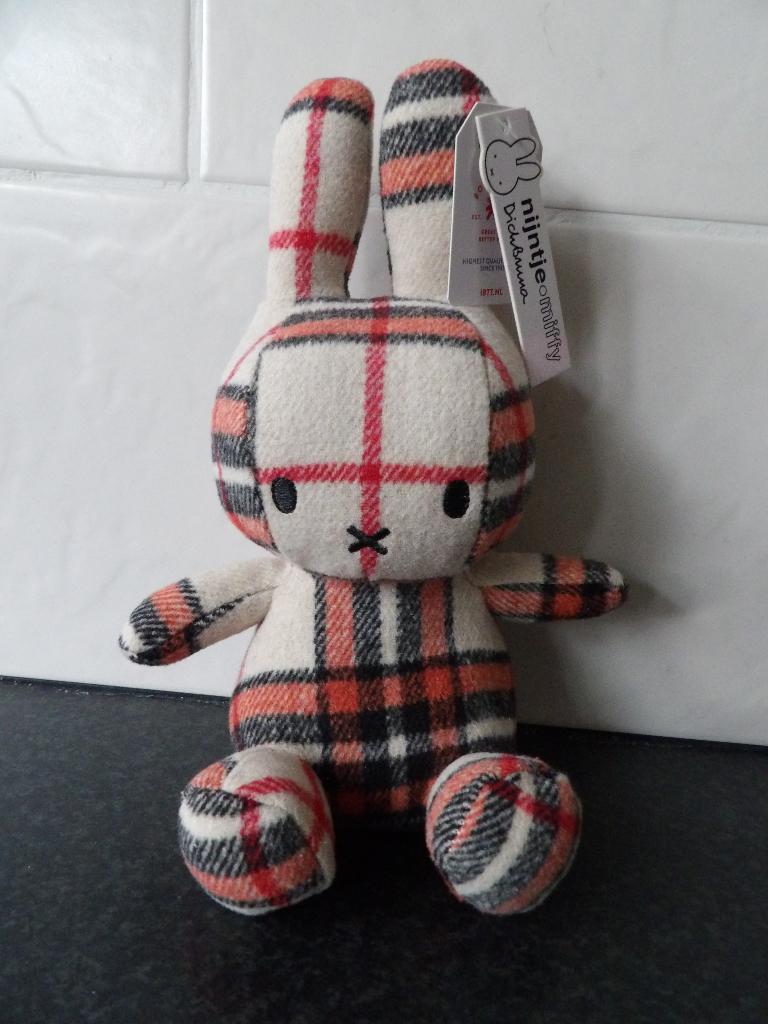 Nieuw met kaartjes Nijntje knuffel Sitting Check Beige 23 cm, Nijntje, Ophalen of Verzenden, Wasbaar, Middelgroot (20 tot 80 cm)