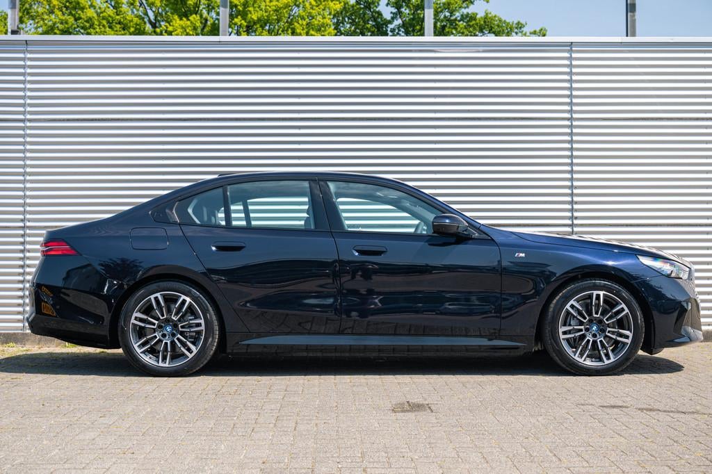 BMW i5 eDrive40 M Sport / Adaptieve LED / Parking Assistant, Auto's, BMW, Automaat, 81 kWh, Achterwielaandrijving, Zwart