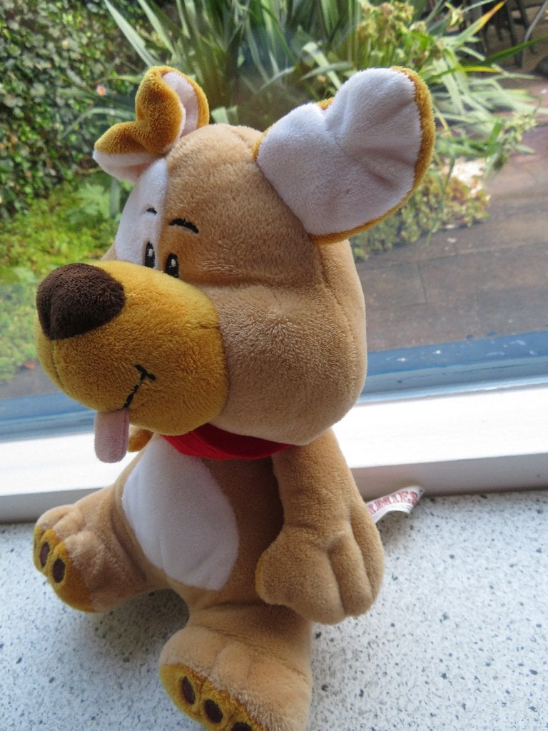 Hond met 1 flapoor en rode halsdoek merk Farmies, Ophalen of Verzenden, Zo goed als nieuw, Hond, Met label